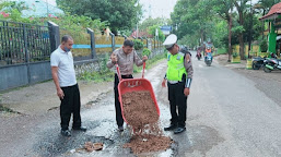 Peduli Kamseltibcar Lantas, Sat Lantas Polres Soppeng Timbun Jalan Berlubang