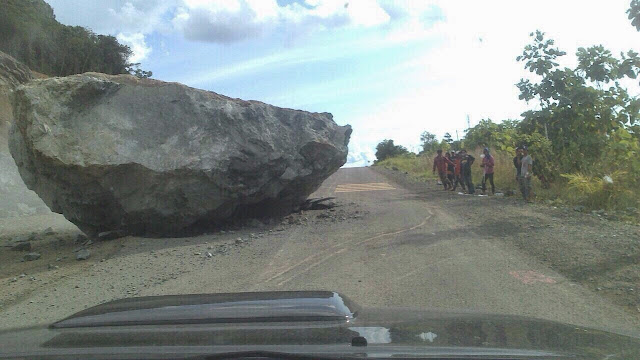 batu besar di tengah jalanraya