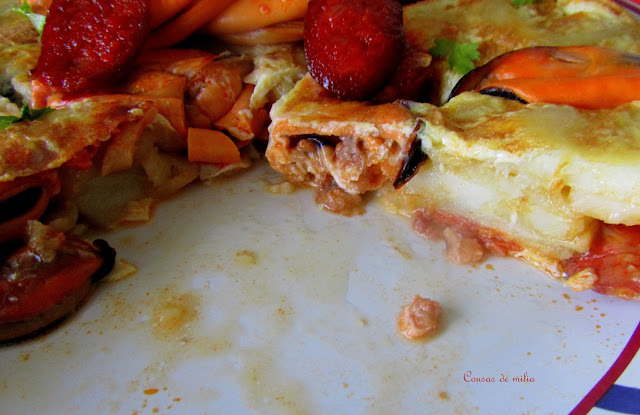 Tortilla de patatas, chorizo y mejillones