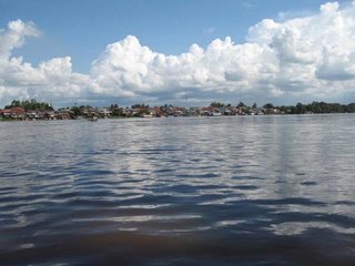 Sungai kapuas di tugu khatulistiwa