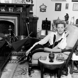 Lauren Bacall en su sofá de su piso en el Dakota Building © Jack Robinson/Getty Images