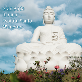 Estatua de 35 metros de altura del Gran Buda sentado sobre una flor de loto