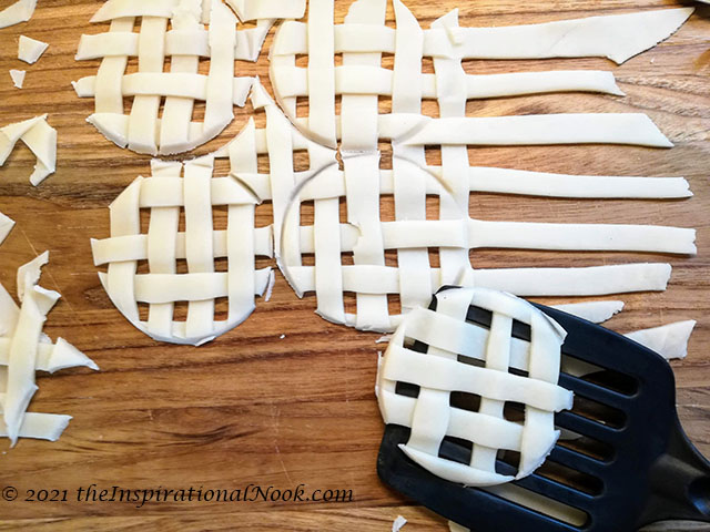 Apple pie lattice design, woven pie crust, apple pie with criss cross top, pillsbury pie crust lattice