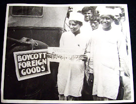 Indian+Young+Nationalist+Affixing+a+Boycott+Sign,+to+a+Foreign+Cart+in+the+Streets+of+Bombay+(Mumbai)+-+1930