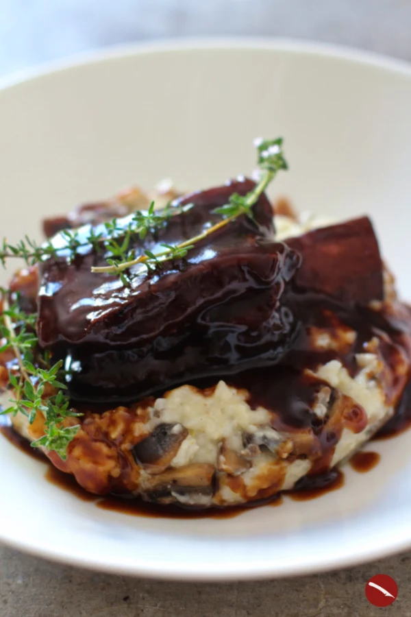 Für dieses Rezept werden Short Beef Ribs in Cola und Rotwein geschmort und mit cremigem Risotto serviert – frei nach Sydney Adamu, der Haute Cuisine gestählten Köchin in der Serie "The Bear" #shortribs #braised #beefribs #beef #querrippe #zwerchrippe #schmoren #rotwein #cola #risotto #butterzart #serie #the_bear #arthurstochterkocht #foodblog
