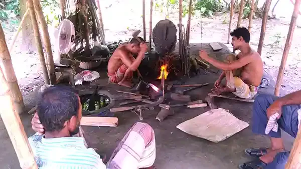 কোরবানীর প্রস্ততিতে টুং টাং শব্দে মুখর ইসলামপুরের কামার শালা