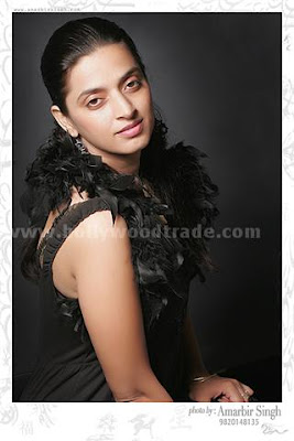 Shivna Soni Gallery: Up coming model Shivna Soni Hot Pictures
