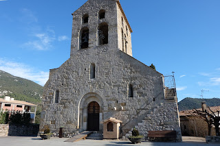Fachada de la iglesia de Sant Feliu de Beuda, cerca de Besalú.
