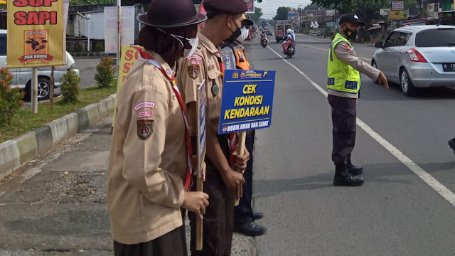 Selama Arus Mudik dan Balik, Anggota Pramuli Bantu Atur Lalin Di Pospam Kembangsari