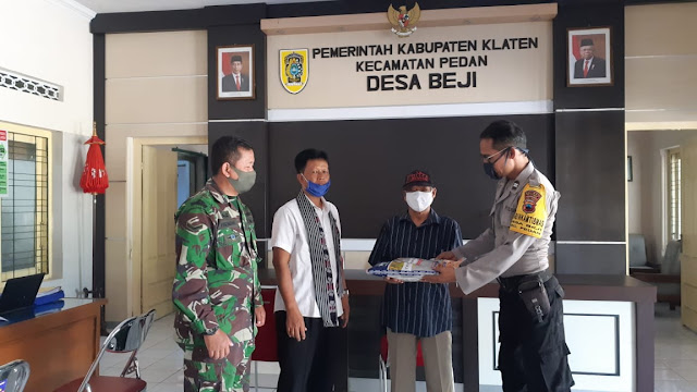 Dalam Rangka Hari Bhayangkara Ke 74 Koramil Bersama Polsek Salurkan Bansos