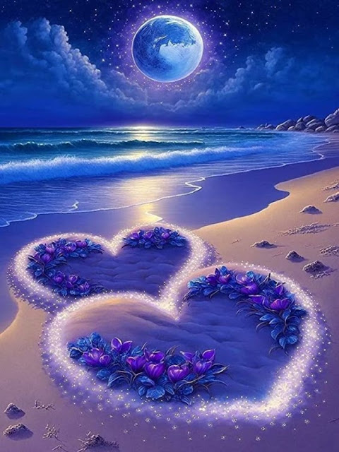 قلوب رائعة على شاطىء البحر فى ليلة قمرية دافئة