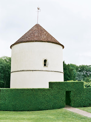 Held at the Chat au de Breteuil in the countryside near Paris the gardens