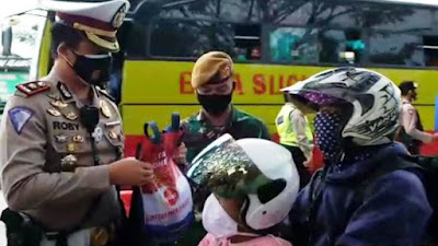 Satlantas Polresta Tangerang Gunakan Action Figure Saat Penegakkan PPKM