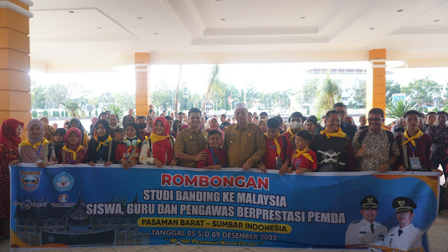 Bupati Hamsuardi Memberangkatkan 58 Siswa Berprestasi Study Banding ke Malaysia