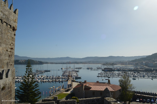 Baiona, Galicia, Galizien, Spanien, Burg, Burgmauern, Hafen, Boote, Ausblick