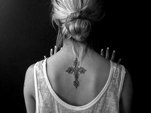 TATUAJES RELIGIOSOS DE CRUCES EN ESPALDA PARA MUJERES