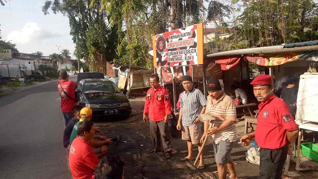 PBB Ranting Batu Selicin Gelar Goro Sepanjang Bahu Jalan di Depan Kantor Camat Lubuk Baja