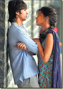 shahid_priyanka3_side1