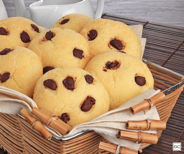 Aprenda a fazer pão de queijo com gotas de chocolate