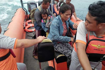 Ambon, Malukupost.com - Enam orang penumpang ditambah nakhoda serta enam kru Kapal Motor (KM) Tiga Bersaudara yang terombang-ambing di laut wilayah Maluku akibat mengalami patah kemudi ditemukan selamat dan telah dievakuasi oleh regu penyelamat dari Kantor SAR Ambon. "Awalnya dilaporkan oleh nakhoda kapal ada 12 orang penumpang dan ABK tetapi setelah regu penyelamat tiba di lokasi ada 13 orang dan mereka langsung dievakuasi ke pantai Desa Ureng, Kecamatan Leihitu (Pulau Ambon) Kabupaten Maluku Tengah," kata Kepala Kantor Basarnas setempat, Muslimin di Ambon, Jumat (18/1).