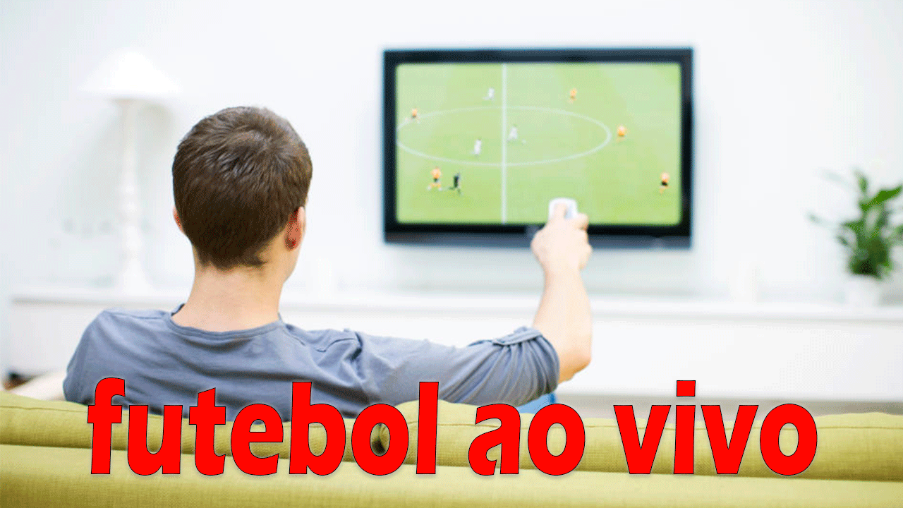 homem assistindo futebol na tv da sala