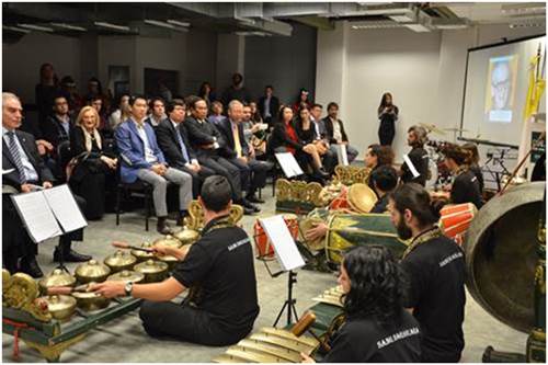 Aktraksi Gamelan Pukau Warga Argaentina 