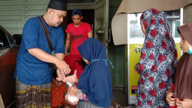 At'taubah Channel Peduli Berbagi Daging Kurban ke Puluhan Anak Yatim 