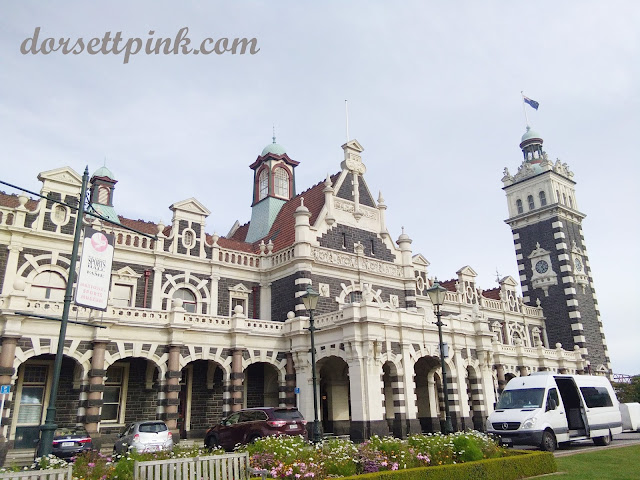 http://www.dorsettpink.com/2018/07/dunedin-railway-station-new-zealand.html