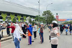 AKP Indira Bersama Personel Unit Kamsel Satlantas Polres Metro Bekasi Kota Gelar Patroli Jalan Kaki di Kawasan Car Free Day Jl. Ahmad Yani