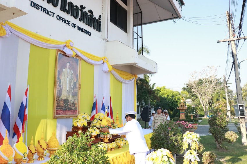 ทำบุญตักบาตร พิธี วันคล้ายวันพระบรมราชสมภพของ ร.๙