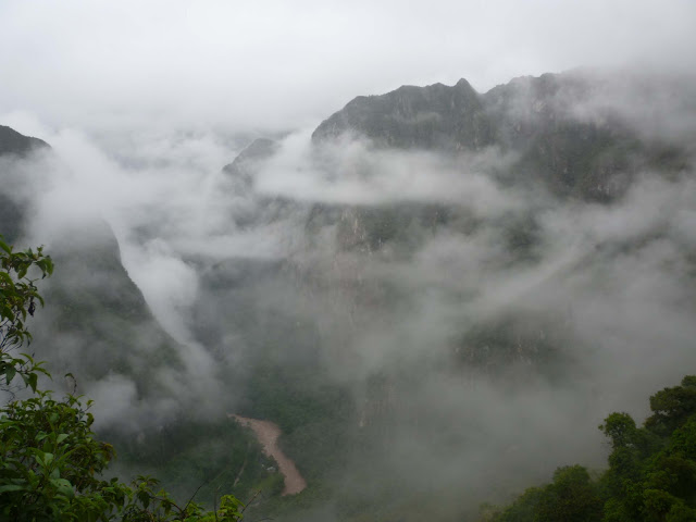 Resultado de imagen de montaña envuelta en niebla