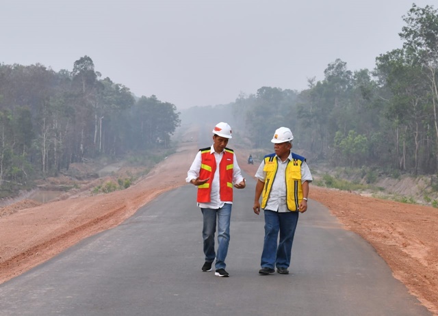 Meski Ada Gangguan, Jalan Trans Papua Tinggal 31,96 KM Lagi