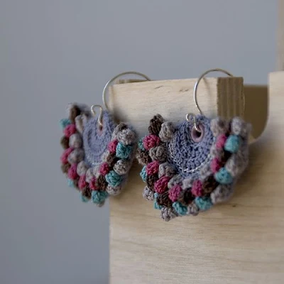 O crochê é bem conhecido pela sua versatilidade. Com ele é possível criar peças de todos tamanhos e para várias finalidades, inclusive para acessórios como bolsas, pulseiras, colares e também brincos.
