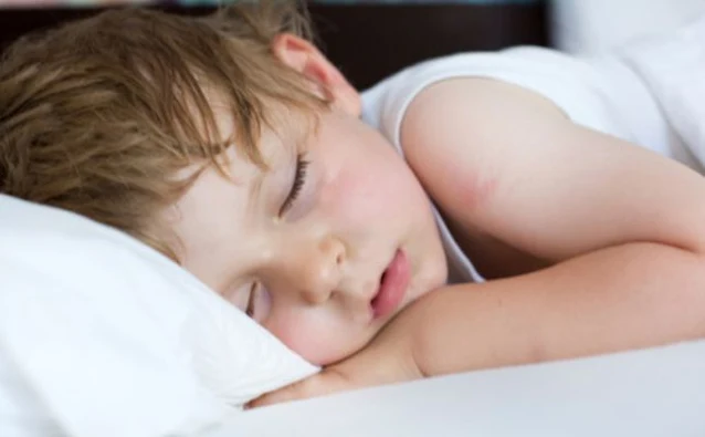 هل طفلك يتعرَّض لنوبات اختناق وضيق في التنفس، ويصدر أصواتاً أثناء نومه؟ هل يستيقظ كثيراً أثناء الليل؟ هل يبكي كثيراً من دون سبب؟