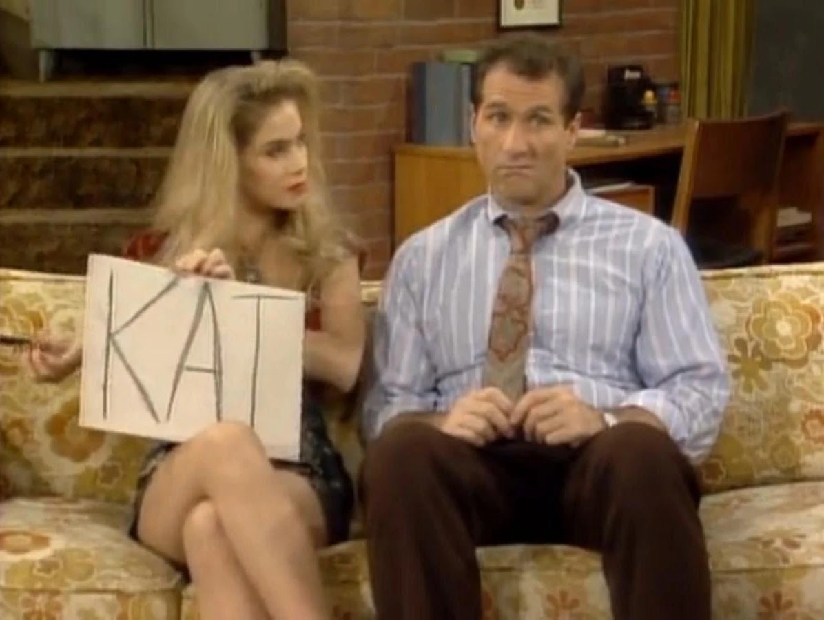 Kelly Bundy mit Al versucht Katze zu schreiben Al Bundy - Der humorvolle Held des Alltags eine schrecklich nette Familie, Komische Begebenheiten des Lebens