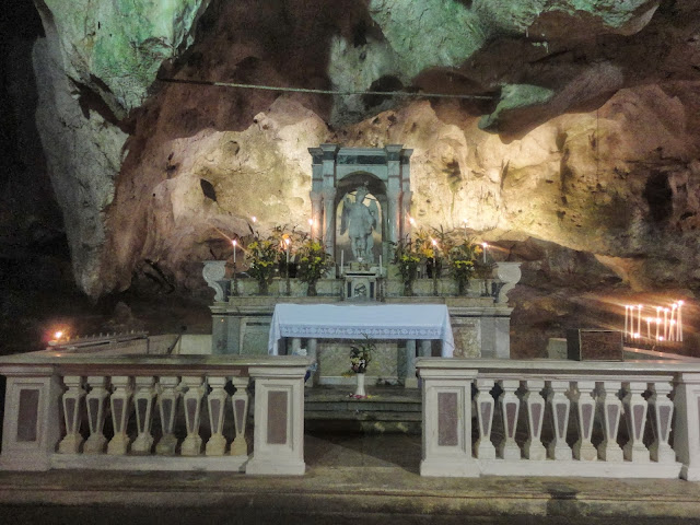 Cagnano Varano, Grotta dell'Arcangelo