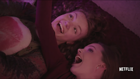 Shannon Purser e Kristine Froseth no filme Sierra Burgess é uma loser.