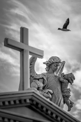 Estatuas de un mausoleo en le Cementerio de Santa Catalina