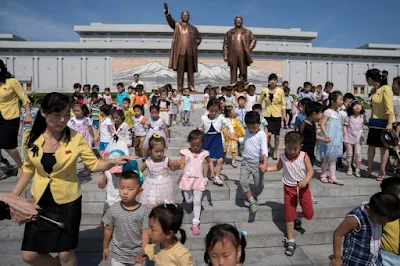 Crianças partem após prestar homenagem em frente às estátuas de bronze dos falecidos líderes Kim Il Sung e Kim Jong Il em Munsu Hill em Pyongyang, Coreia do Norte, em 7 de julho de 2018. Na década de 2000, os norte-coreanos começaram a nomear seus filhos de maneira diferente conforme aprendeu sobre o mundo exterior pouco a pouco, disse um morador da Coreia do Norte à RFA.