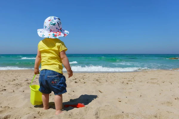 Κρήτη: Παιδάκι 4 ετών περιπλανιόταν μόνο του σε παραλία, τουρίστες ειδοποίησαν την αστυνομία