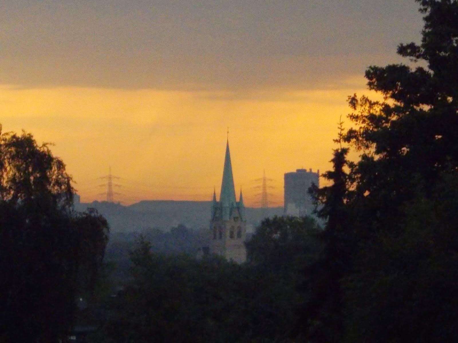 Auch unter dem gewittrigen Himmel am 20 Juni 2013 macht der hohe schlanke Turm von St Michael durchaus einen imposanten Eindruck