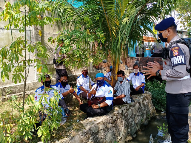   Himbau Protokol Kesehatan, Sat Brimob Polda Jabar Datangi Warga Plered Cirebon