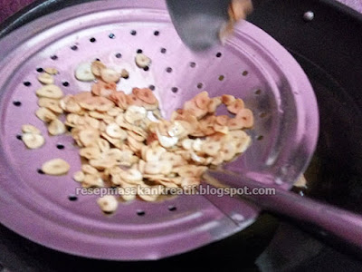  Berikut ini yakni salah satu tips cara yang gampang dan sederhana menciptakan kacang bawang ag Resep Kacang Bawang Putih Goreng Agar Renyah dan Empuk