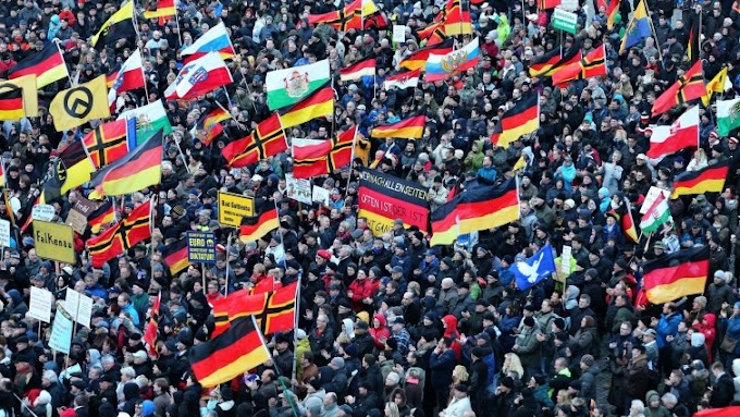 Ezrek követelték Merkel lemondását Berlinben