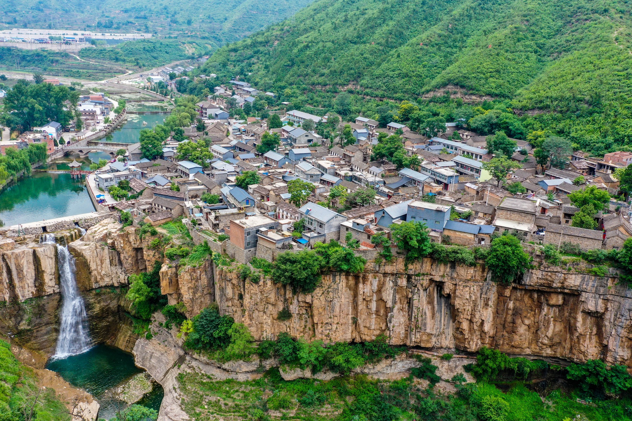 หมู่บ้านหงหนี (Hongni Village: 红泥村)