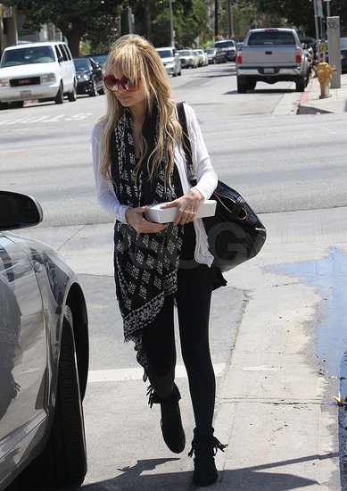 Nicole Richie Outfits 2010. Boho-chic style