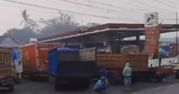 Marak di Instagram, Video Antrean Truk di SPBU Banyuputih Jadi Sorotan Netizen