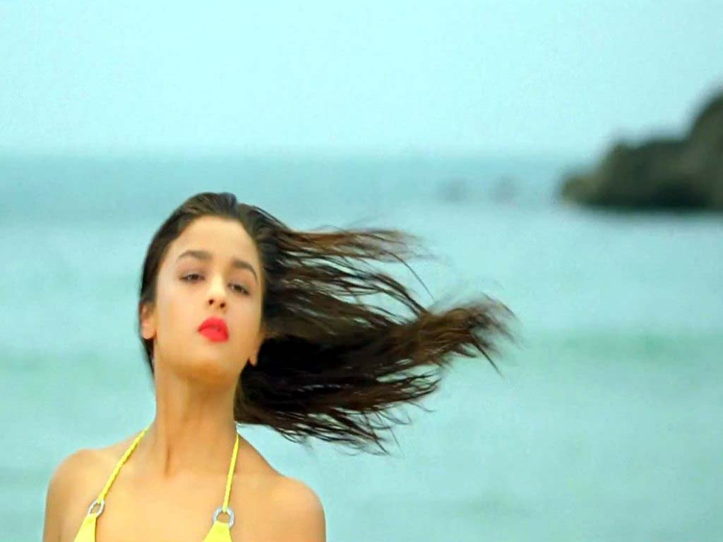 Alia Bhatt yellow bikini wet after bath.