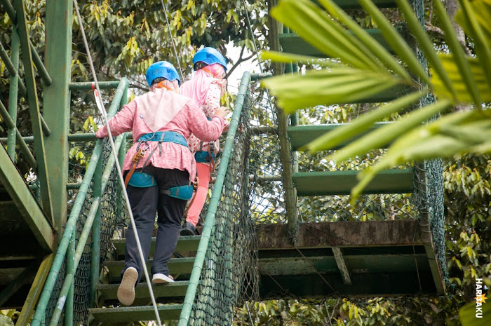 Tangga ke stesen Flying Fox di TBNSA