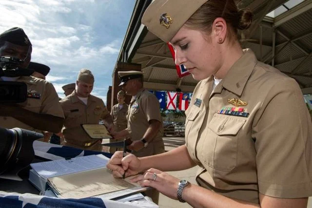 Armada teniente jg Marquette Leveque, de 25 años, encontró un "entorno de trabajo profesional" como una de las primeras mujeres oficiales para entrenar en subs guided- y de misiles balísticos. (Foto US Navy)